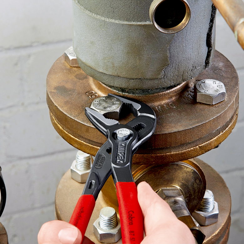 Santechninės replės prailgintos KNIPEX Cobra su fiksavimu 250mm 4 Santechninės replės prailgintos KNIPEX Cobra su fiksavimu 250mm 4